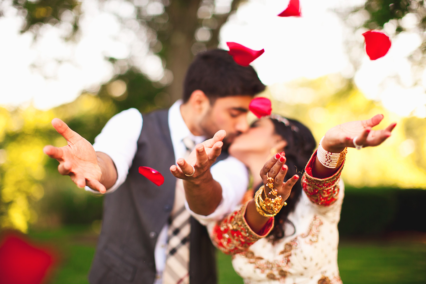 6 Romantic Wedding Poses for Indian Couples that is a Must !