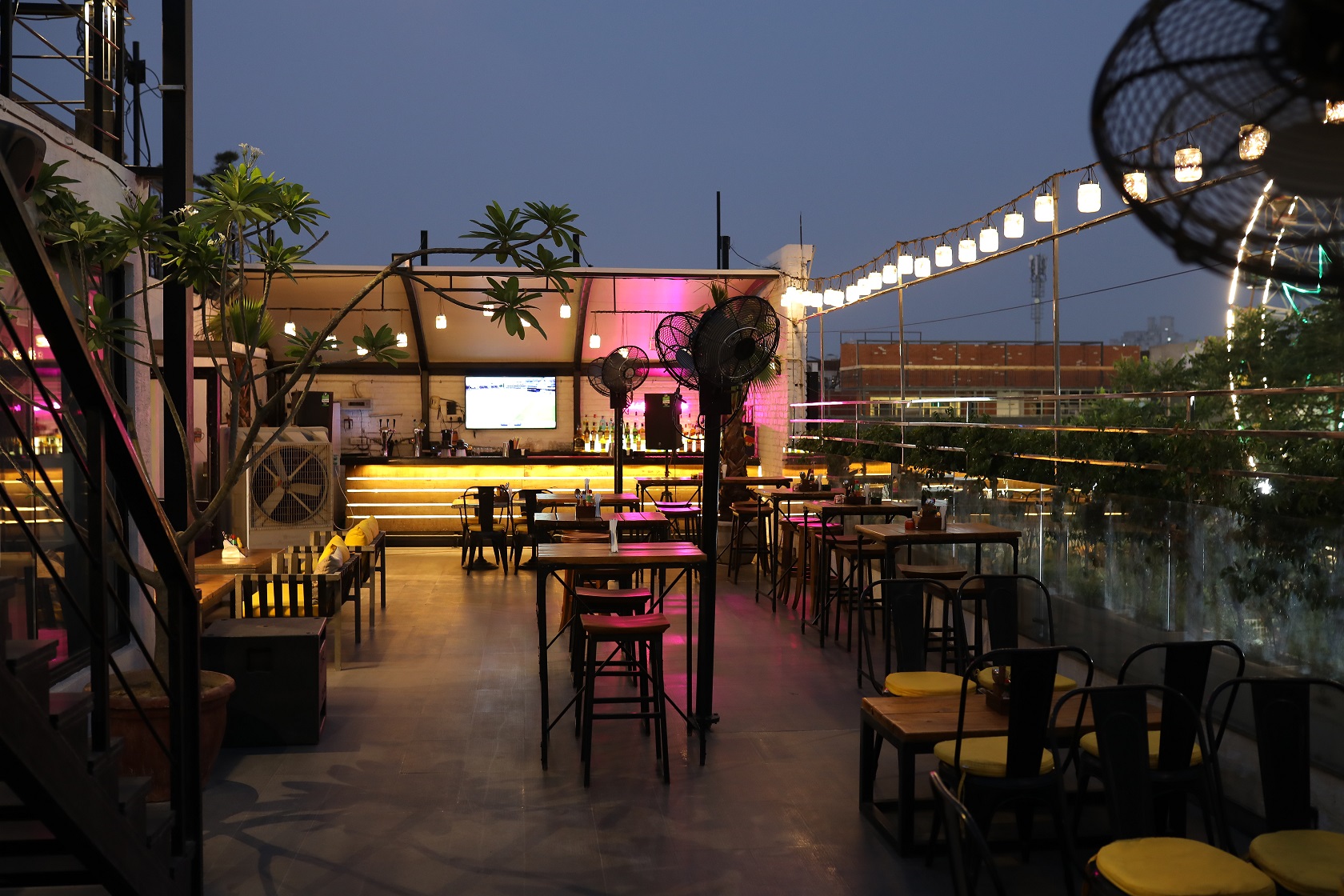 TOP 5 Pubs and Bars In Gurgaon