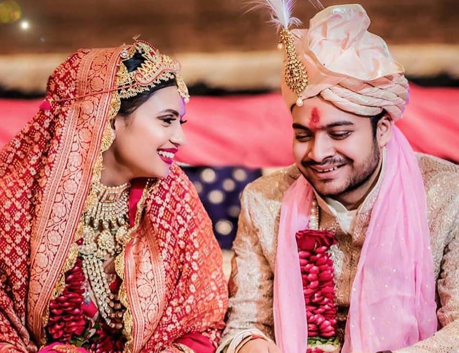 An Elegant Hindu Wedding with Beautiful Bridal Outfits and the Perfect Venue