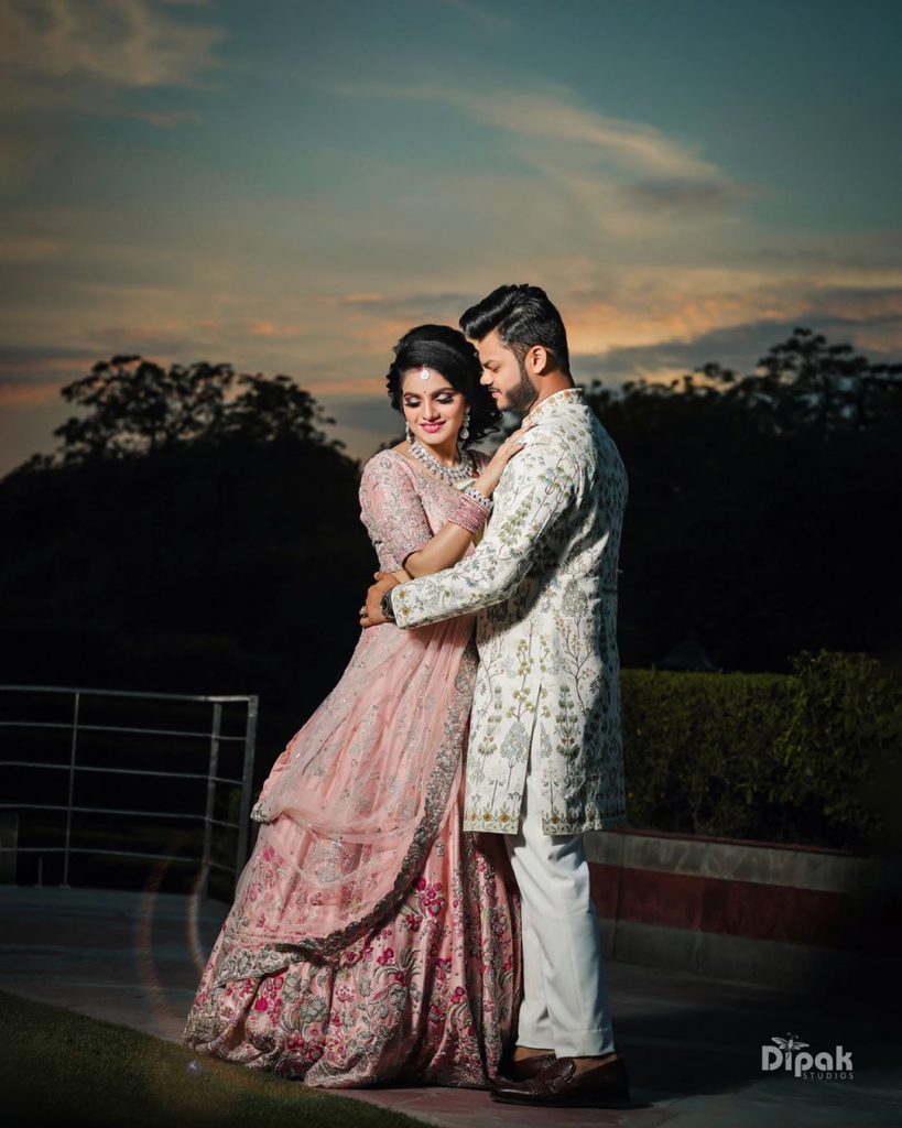 Best couple poses to slay your Wedding Photoshoot