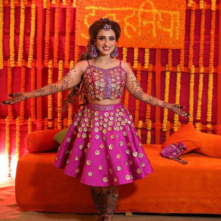 Take Cue From These No-Fuss & Chic Mehendi Outfits Donned By Real Brides
