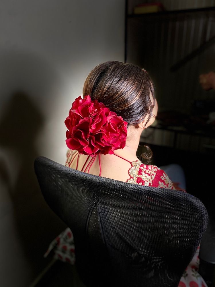 Artificial Red Rose Flower Hair Gajra Hair Accessory Set Price in India -  Buy Artificial Red Rose Flower Hair Gajra Hair Accessory Set online at  Shopsy.in